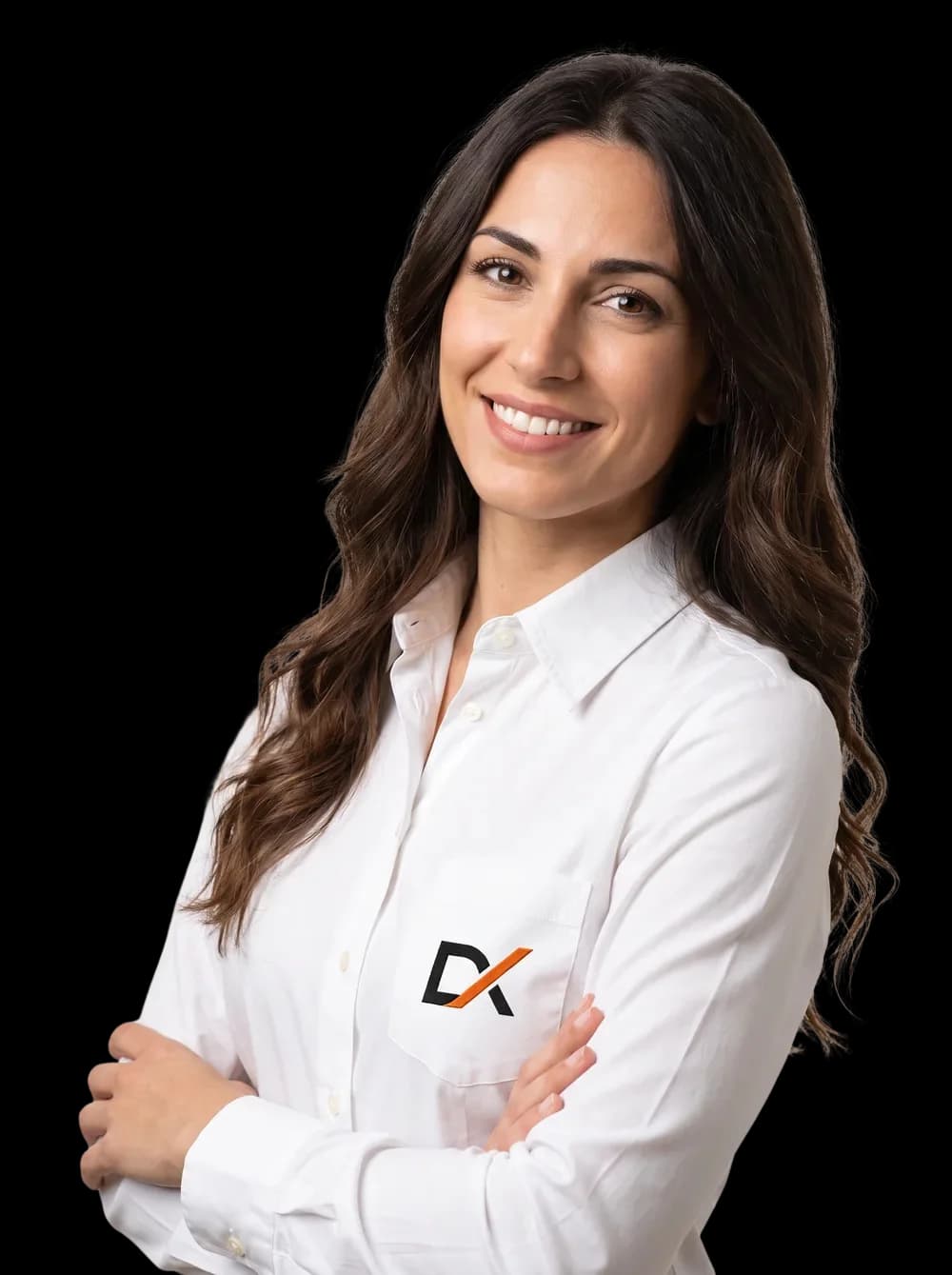 Alessia, consulente DirezioneX in camicia bianca col logo DX