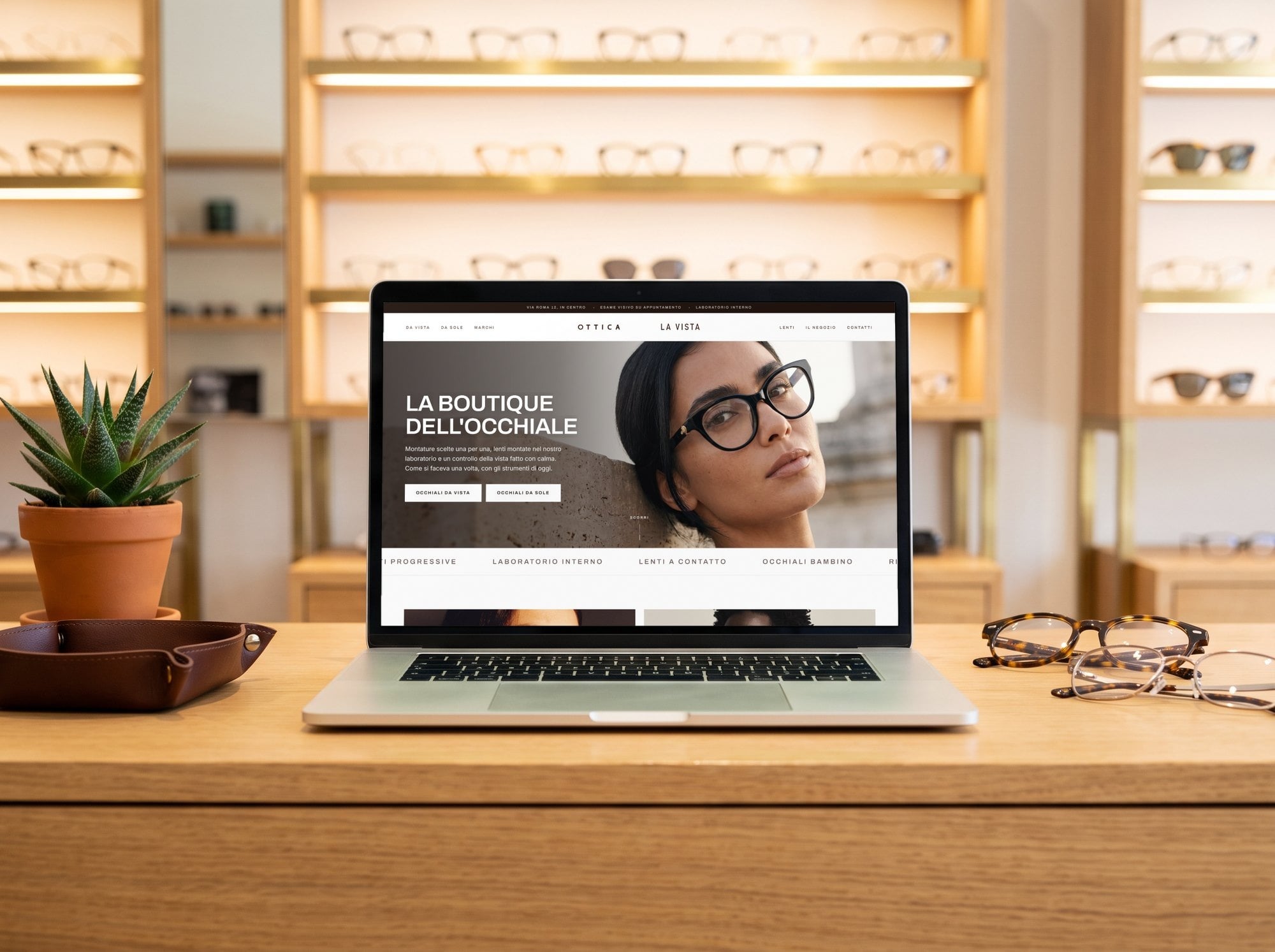 Il sito di un’ottica aperto sul computer, sul banco del negozio